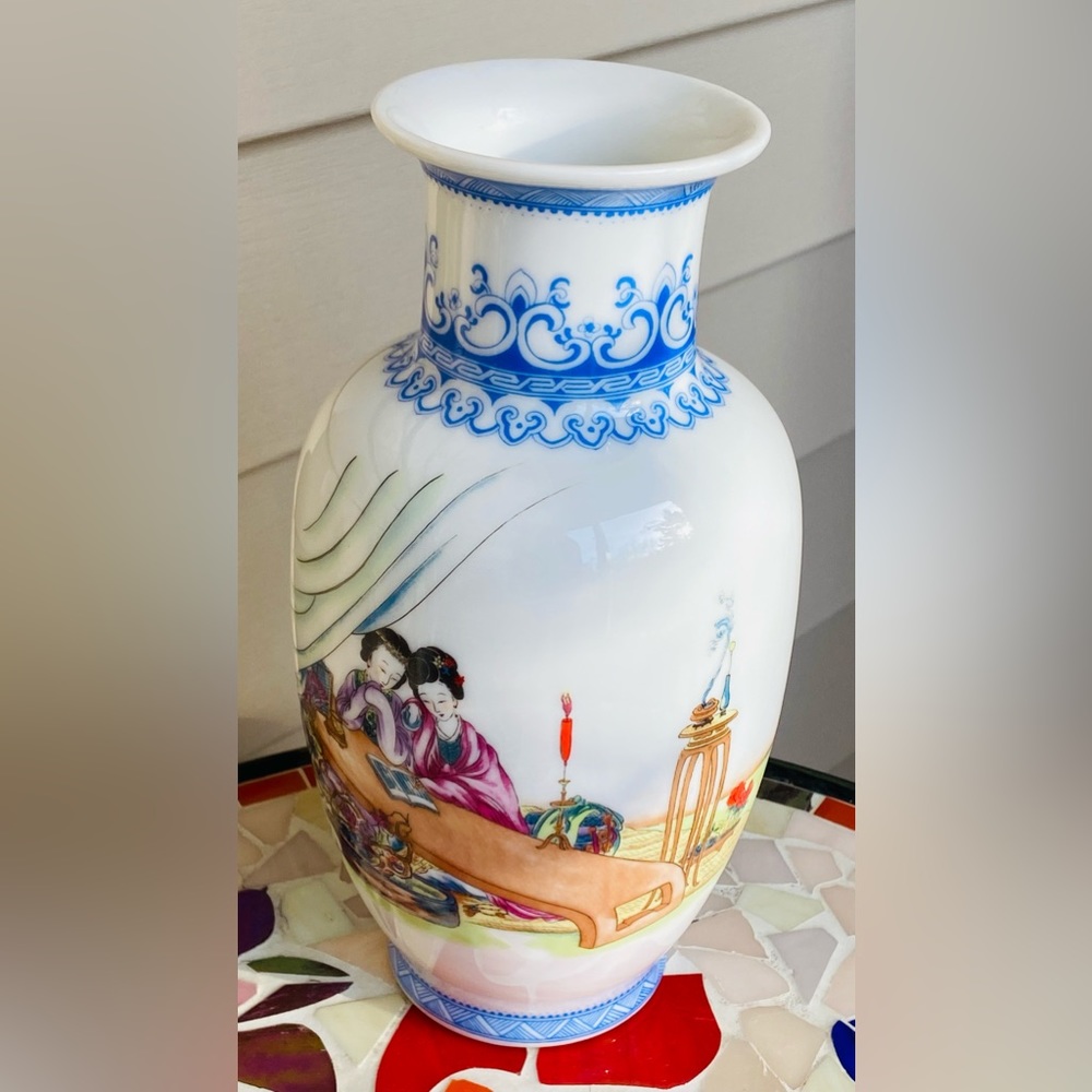 Vintage Prefect Asian Vase-Delicate Hand Painted Art-Excellent Condition-Great🎄